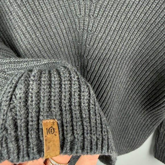 TenTree Gray V-Neck Ribbed Women's Sweater - Picture 3 of 5